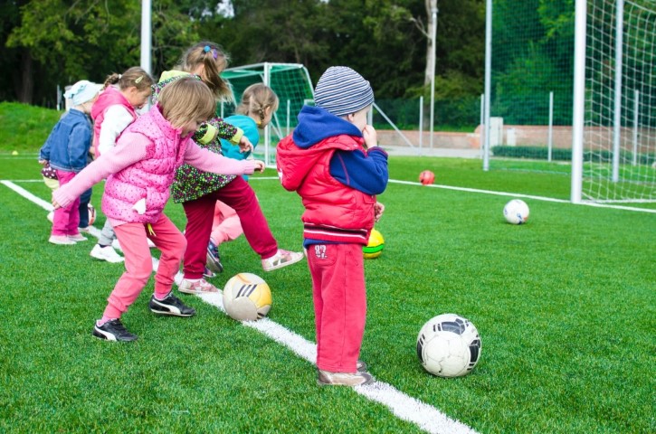 Pratique sportive enfants avec minibox amusant.