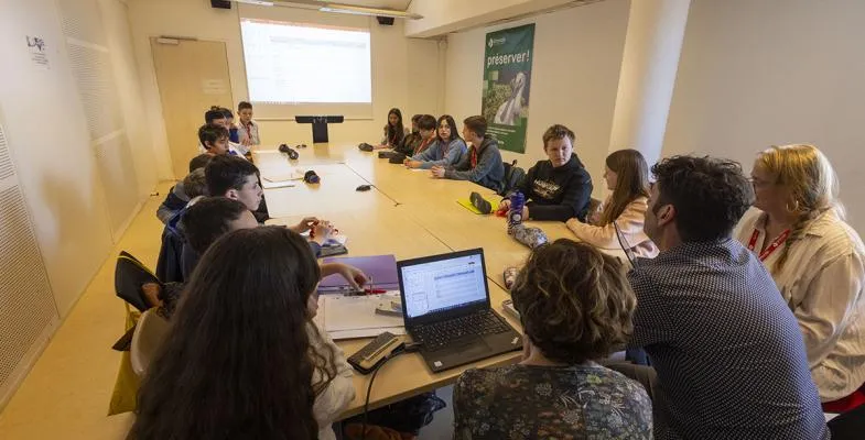 Isolement collégiens Uno pendant les cours.