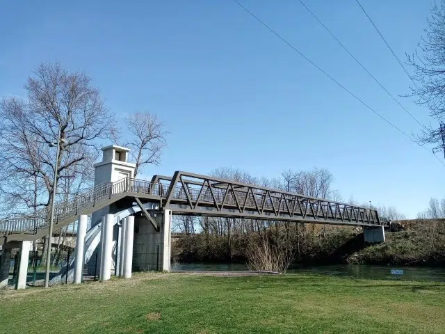 Passerelle Garonne : vue panoramique et architecture.