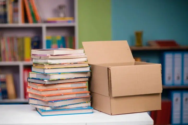 Boîte à livres pour randonnée et lecture.