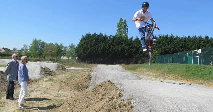 Piste de bosses sur un pump track.