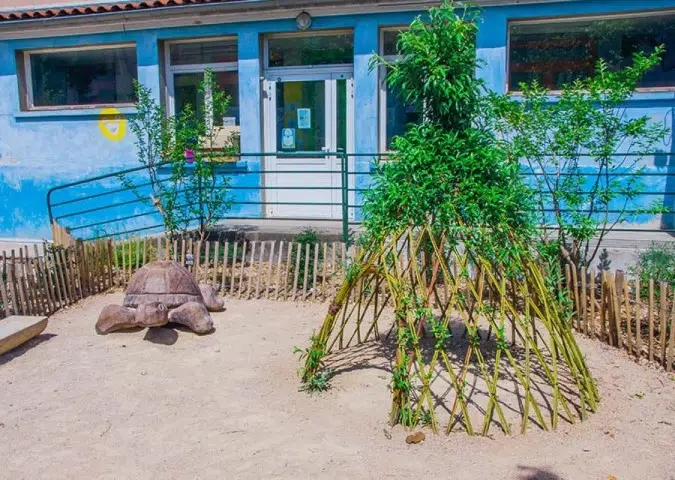 Cour d'école verte pour une éducation durable.