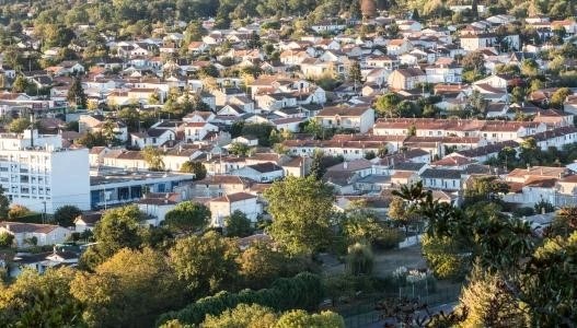 Réinvestissement urbain des friches industrielles.