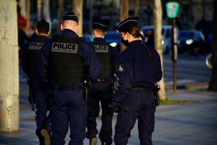 Bus de police devant le commissariat pour la population.