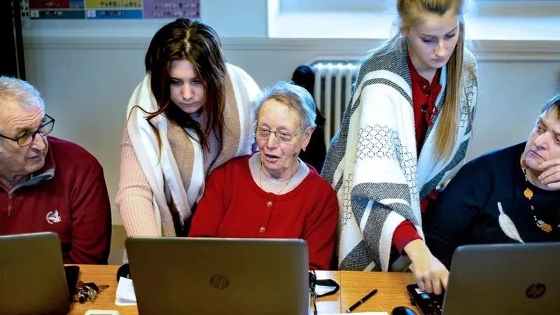 Seniors numériques : compétences digitales pour tous.