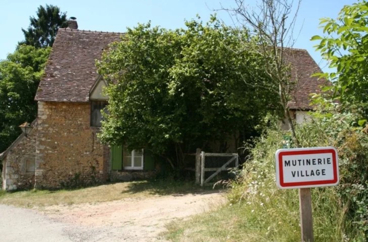 Mutinerie dans un village historique.