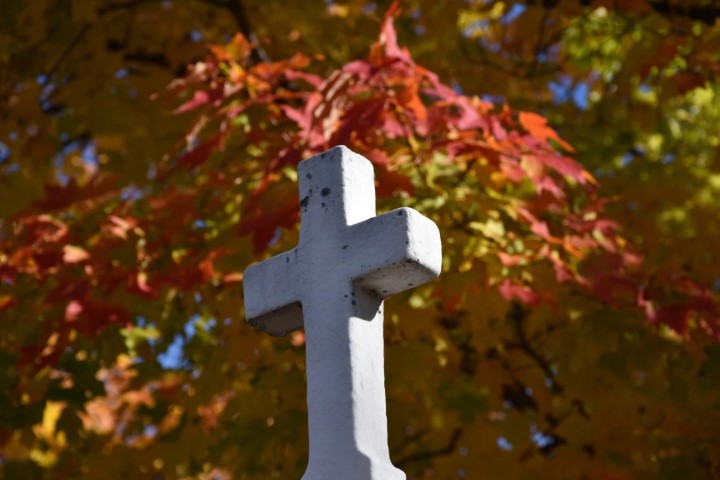 Pierres tombales d'occasion pour tombe au cimetière.