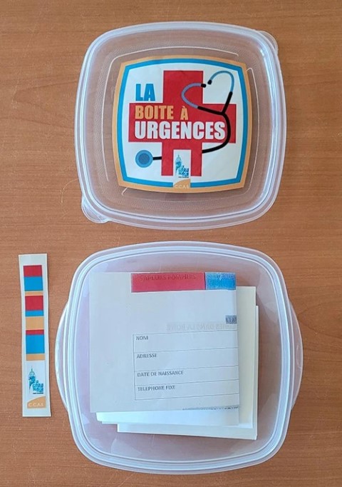 Boîte urgence médicale pour informations essentielles.