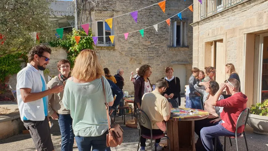 Café citoyen Montaud : lieu de rencontre convivial.