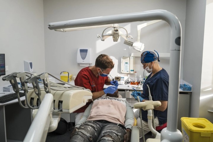 Soins dentaires précaires avec dentiste association.