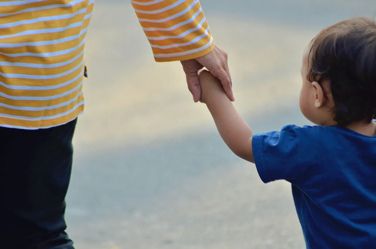 Garde d'enfants avec RSA pour soutien financier.