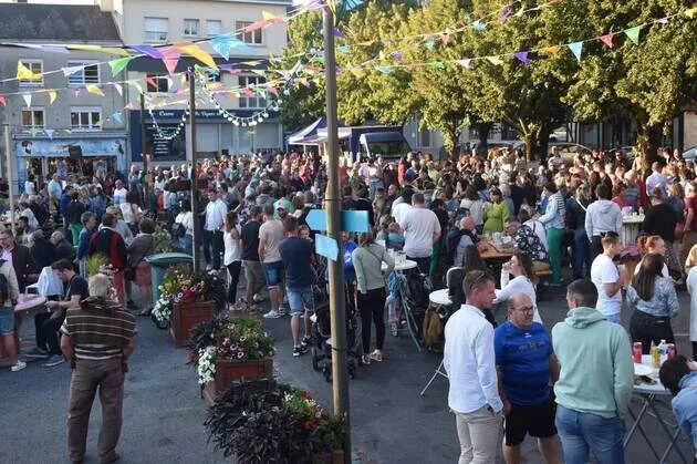 Guinguette d'été animée en plein air.