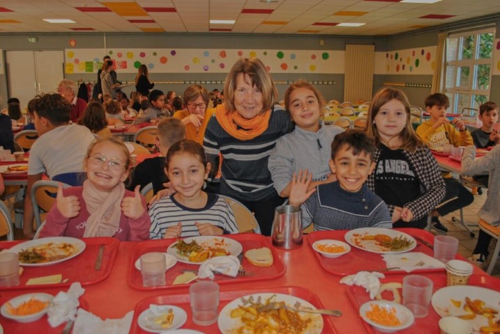 Cantine intergénérationnelle : un lieu de partage.