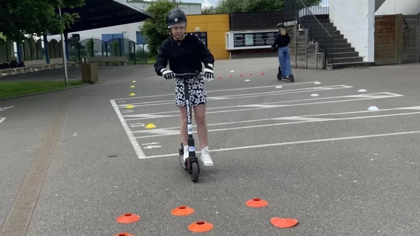 Cours de trottinette pour collégiens.