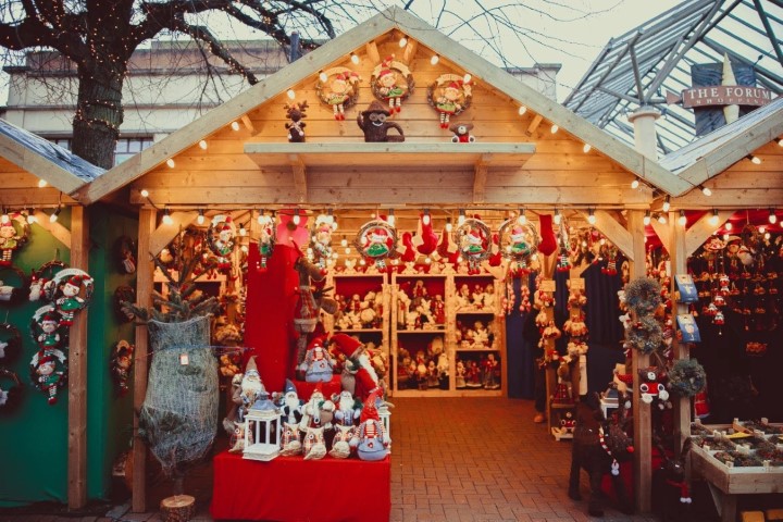 Village de Noël illuminé et festif.