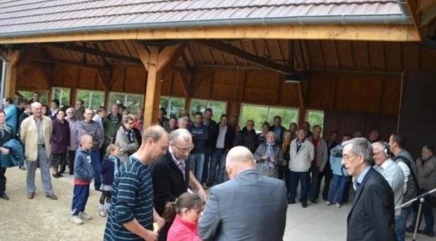 Préau polyvalent pour fêtes champêtres réussies.