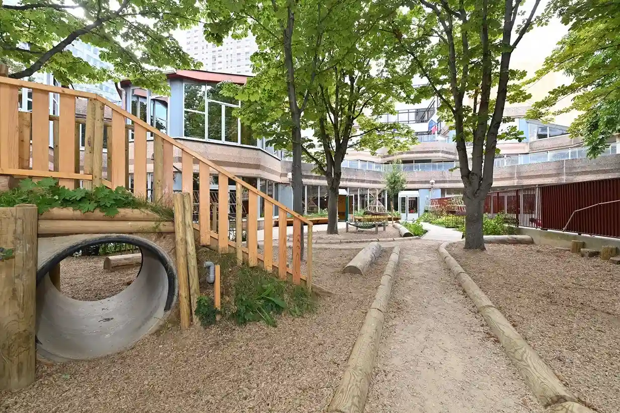 Cours récréation oasis avec espaces verts.