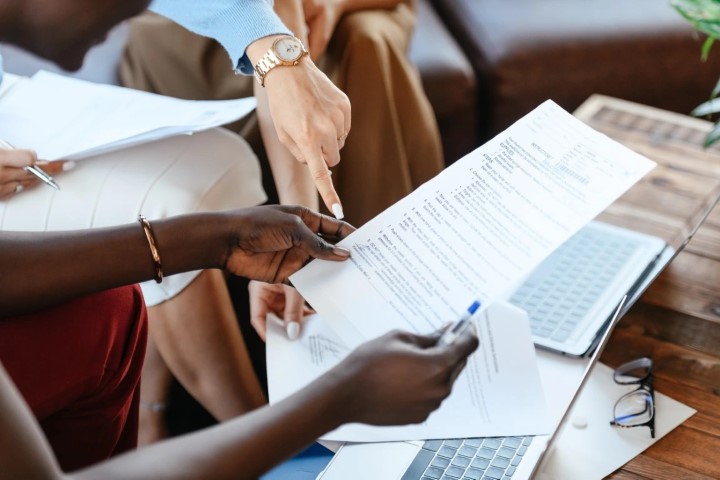 Travailleurs sociaux spécialisés pour un soutien efficace.