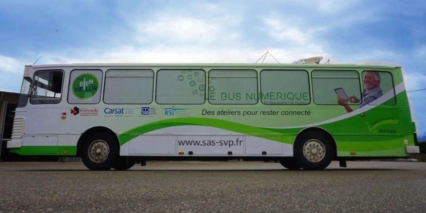 Bus numérique pour seniors : accès facilité.