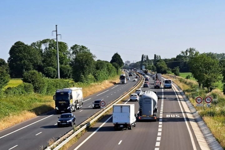 Voies réservées pour le transport en commun.